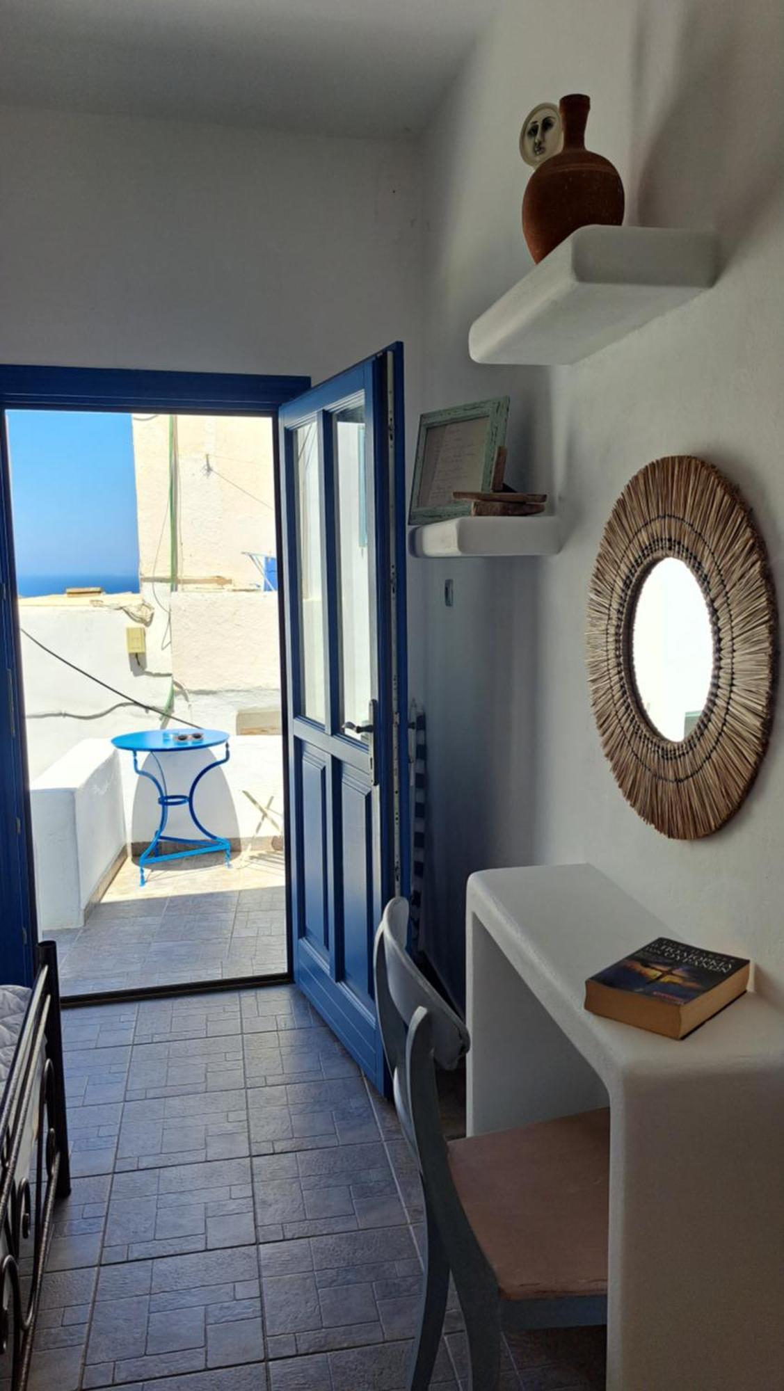 Margarita'S Rooms Folegandros Town Room photo